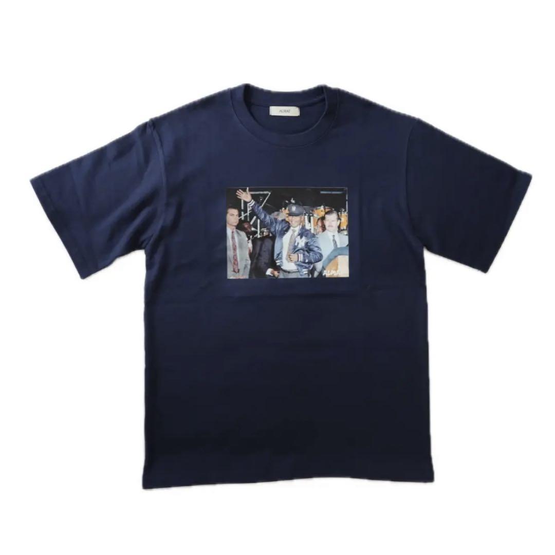 トップス ALMAT PHOTO TEE NAVY BIG