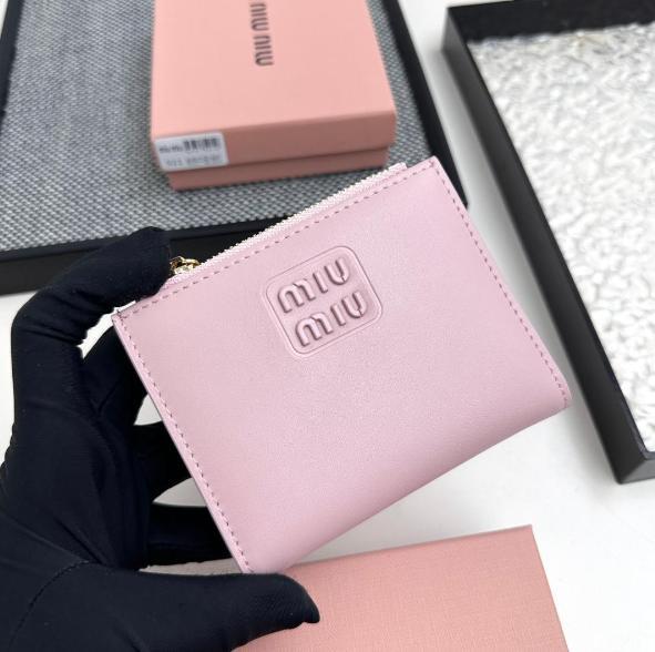 MIUMIU 二つ折りの財布 ベビーピンク 多機能ウォレット