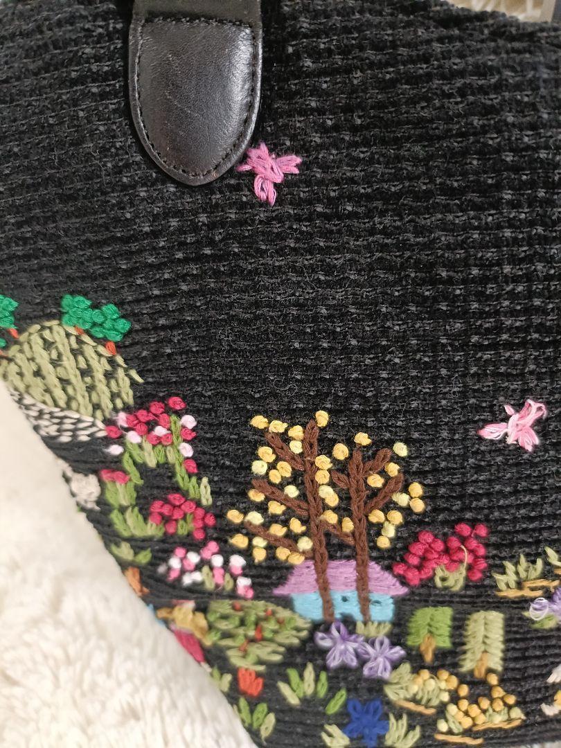 【期間限定】 シンクビー トートバッグ 風景 村 刺繍 ブラック ハンドバッグ バッグ