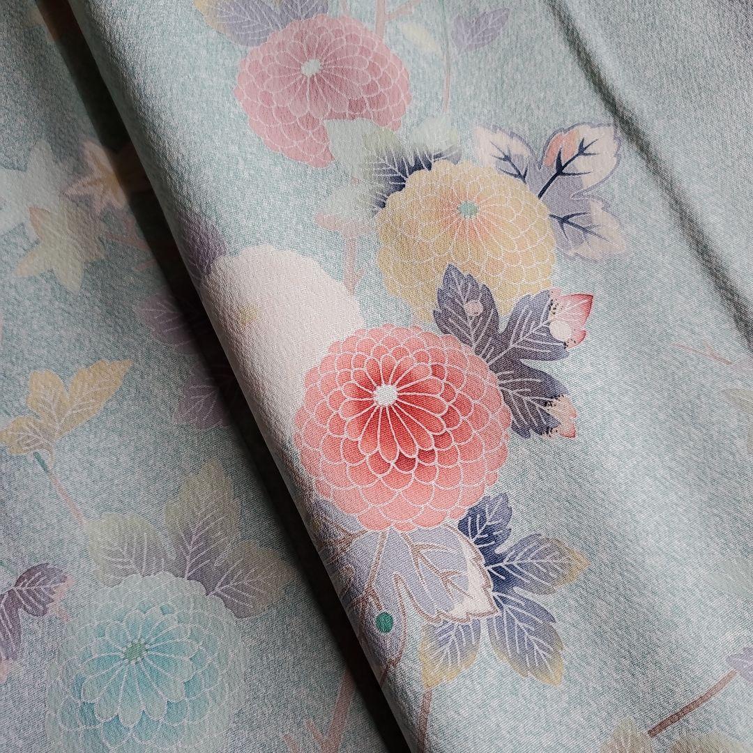 淡い色の重なりを纏う 菊に紅葉柄の訪問着 淡い色の重なりを纏う 菊に紅葉柄の訪問着