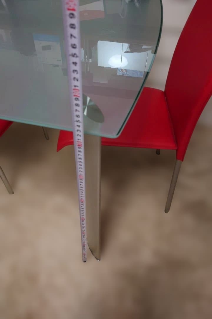 スタイリッシュなガラス製ダイニングテーブ大塚家具