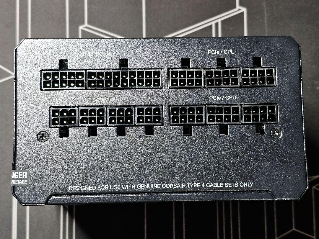 RMe シリーズ RM1000e 完全モジュール式低ノイズ ATX 電源 (JP)