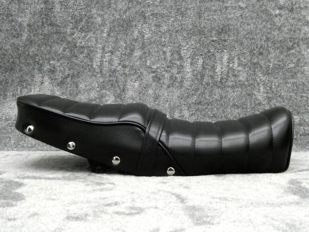 エイプ　黒皮　鋲打ち　タックロールシート