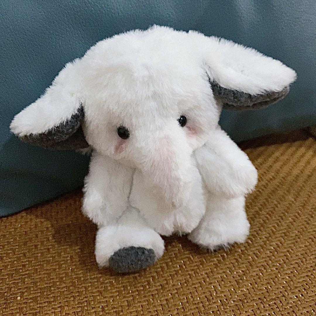 作家さん、白い象のぬいぐるみ