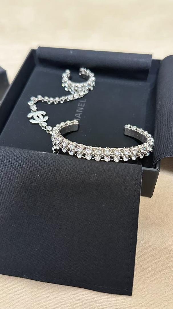 【大人気☆キラキラきらめくクリスタル☆】CHANEL バングル CHANEL クリスタルバングル・リストバンド - メルカリ