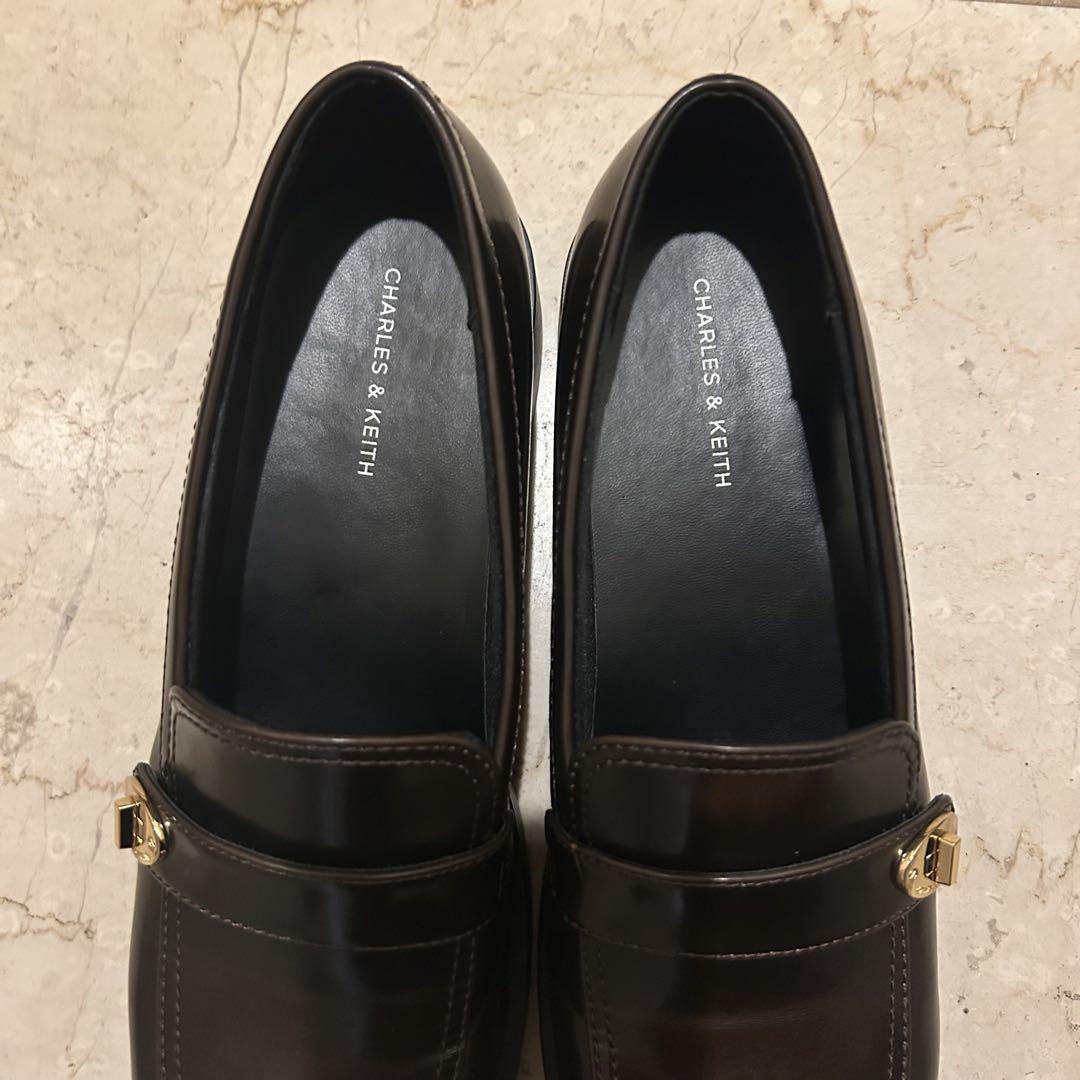 CHARLES & KEITH メタリックバックル ストラップローファー