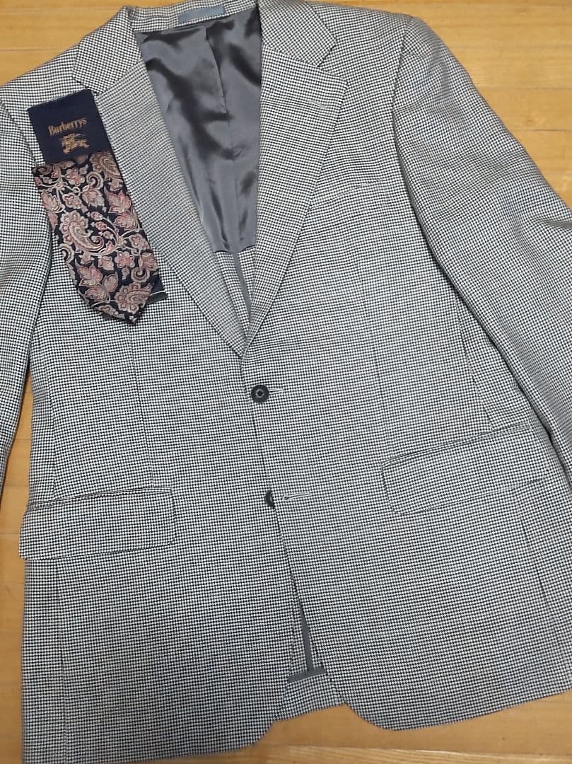 バーバリーの千鳥格子柄のお洒落なブレザーにバーバリーのネクタイを