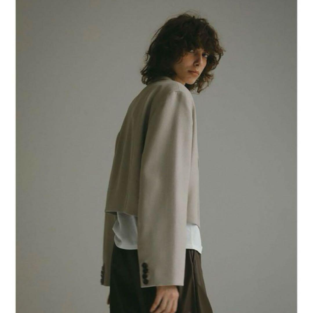 新品未使用 her 短丈ジャケット 肩パッド入りパワーショルダー ベージュ 新品未使用 her 短丈ジャケット 肩パッド入りパワーショルダー ベージュ