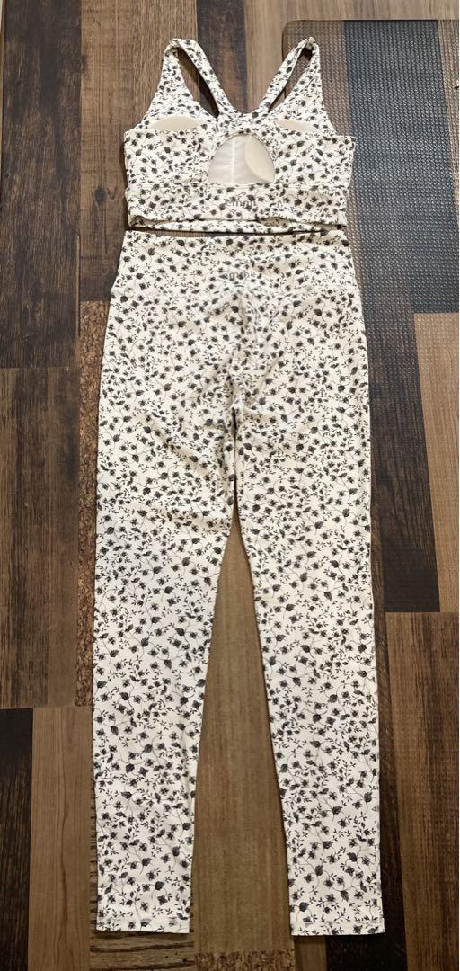速くおよび自由な ヨガウェア yogaエミヨガ emmi 新品 白黒 大きいサイズ2 小花柄 ヨガ・ピラティス