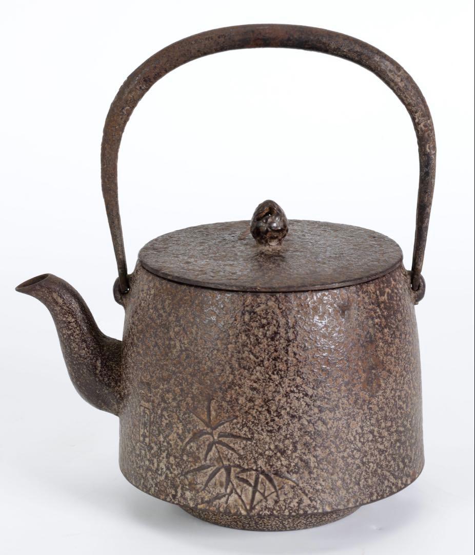 南部盛岡【南鐵堂】柚子肌笹竹文 筒形尾垂鉄瓶 栞付 銅提 湯沸 煎茶道具 骨董品 南部盛岡【南鐵堂】柚子肌笹竹文 筒形尾垂鉄瓶 栞付 銅提 湯沸 煎茶道具 骨董品