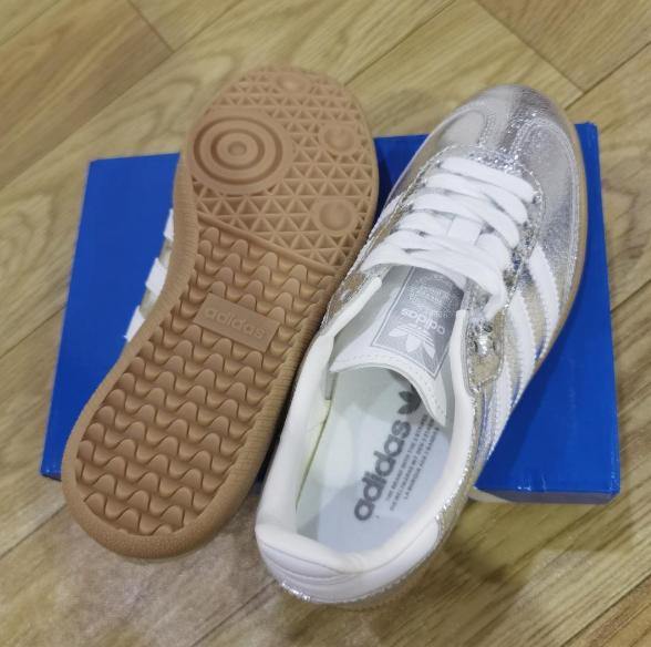 アディダスadidas SAMBA OG W JR0035シルバー24.5cm