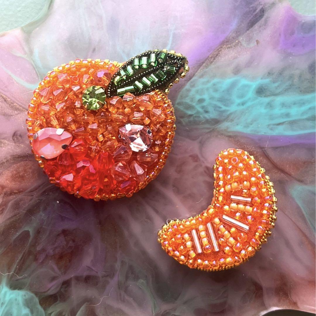 219.うずまき 苺 いちご ビーズ 刺繍 ブローチ