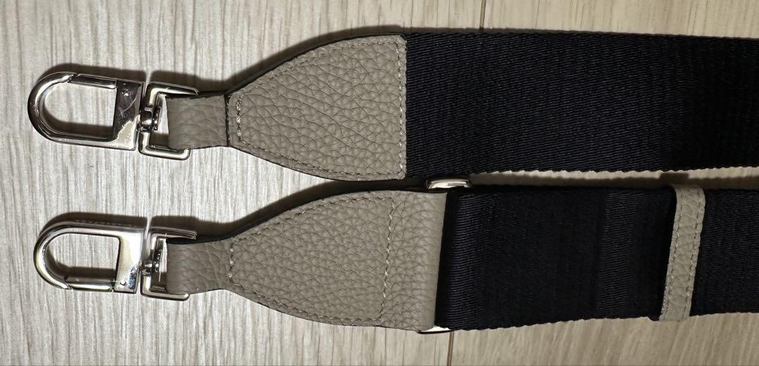 【美品】ボナベンチュラ パオロ クロスボディバッグ シュリンクレザー　グレージュ