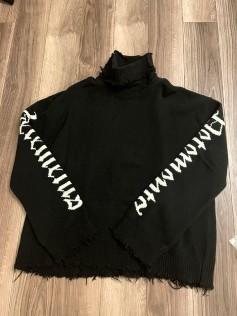 得価100%新品 VETEMENTS Gothic Logo Turtleneck Sweater De9W2-m63509241210 SALE高品質