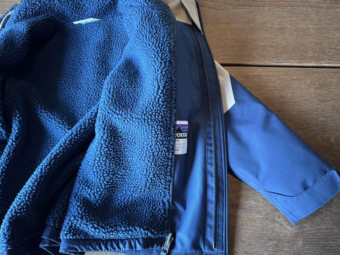 Patagonia キッズ ジャケット ベージュとネイビー（サイズXS 5-6）