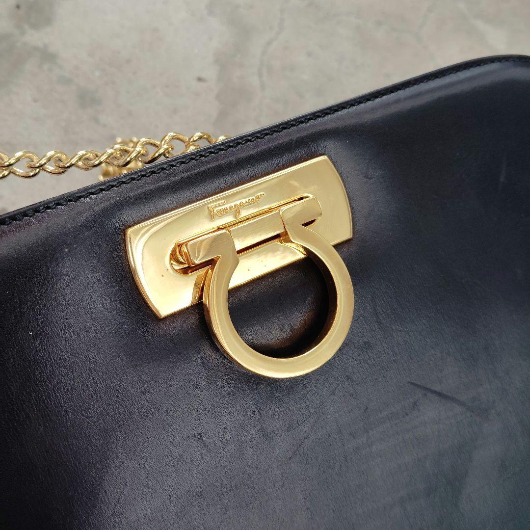 サルバトーレ フェラガモ　ショルダー　ガンチーニ　ゴールドチェーン　黒　ブラック