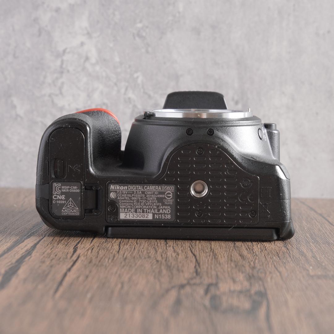 ✨美品✨Wi-Fi転送OK✨自撮りも楽々✨Nikon D5600　761-1 WiFi転送機能搭載 画面回転 自撮りOK Nikon D5600 レンズキット