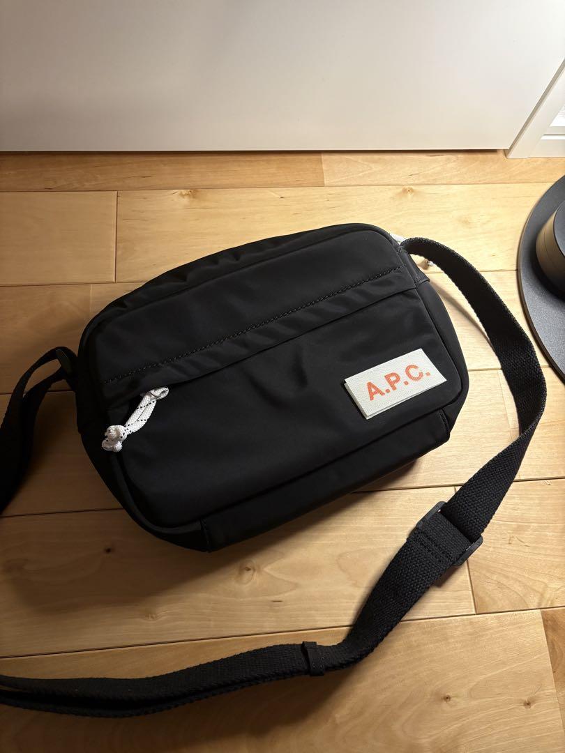 A.P.C. ブラック ショルダーバッグ