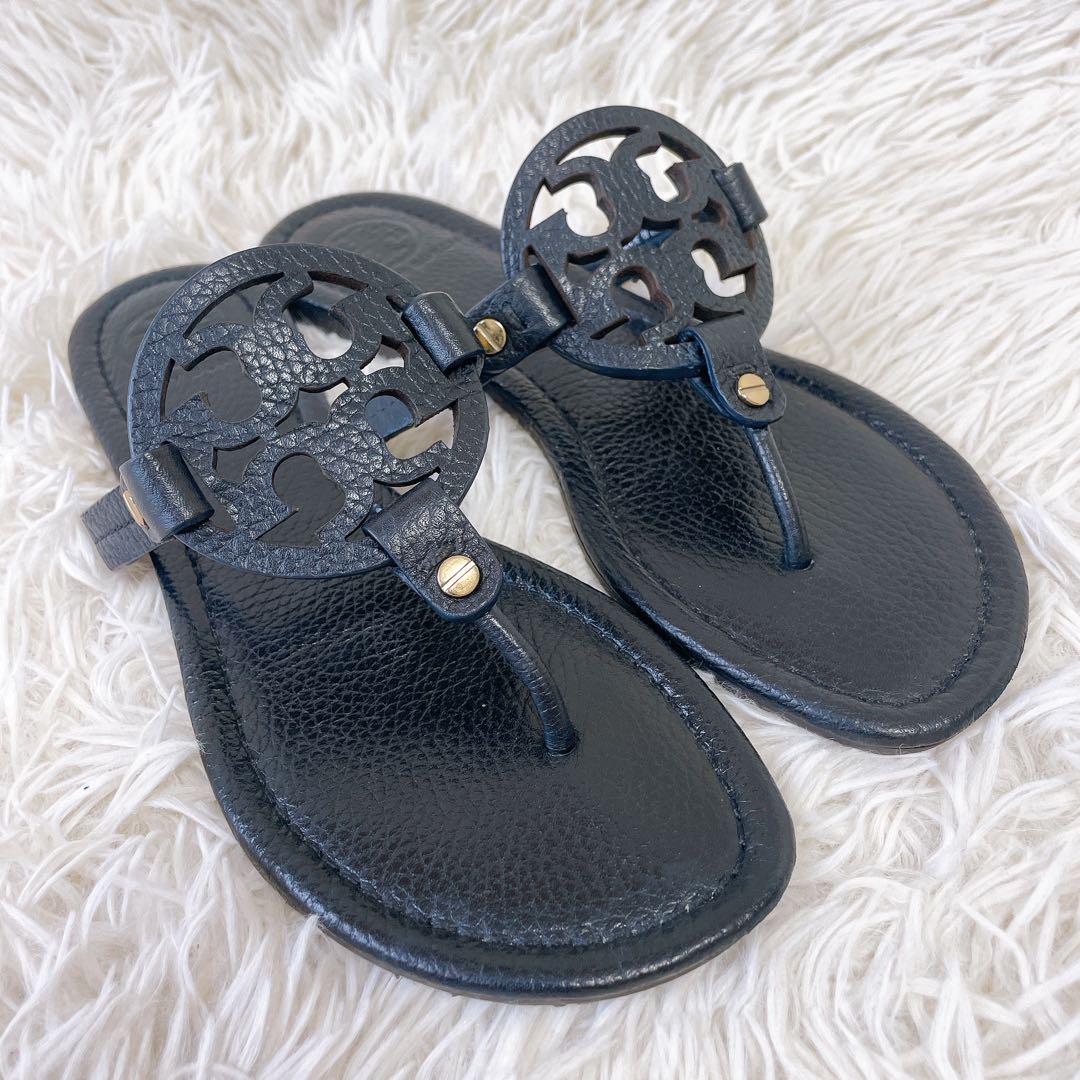 美品✨TORY BURCH トングサンダル　ロゴ　24.5 黒