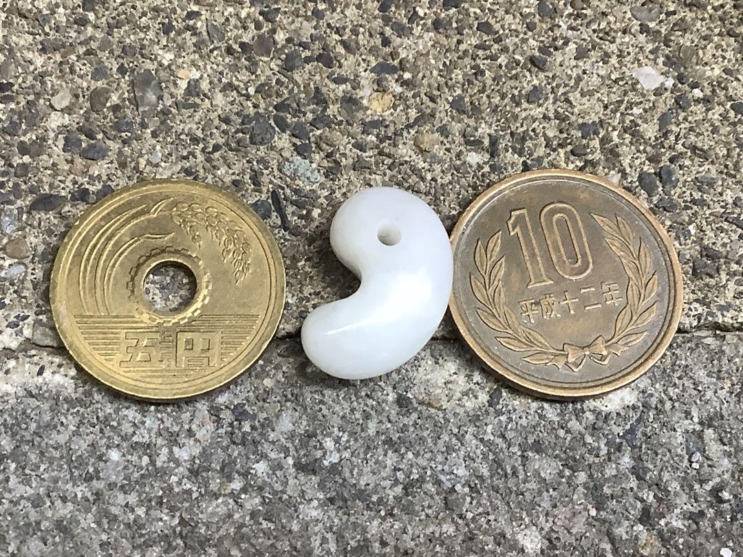 ⭕️人生の明と暗　白色*黒色　糸魚川翡翠ジェダイト勾玉　縁起物吉祥開運　鑑定付‼️