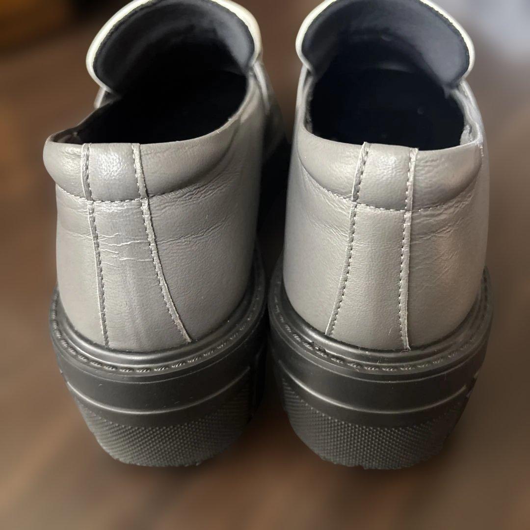 Hills Avenueレザー チェーン装飾付きローファー グレー　23