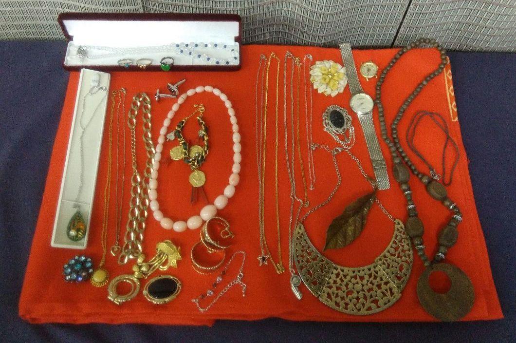 【遺品整理品アクセサリーA他】