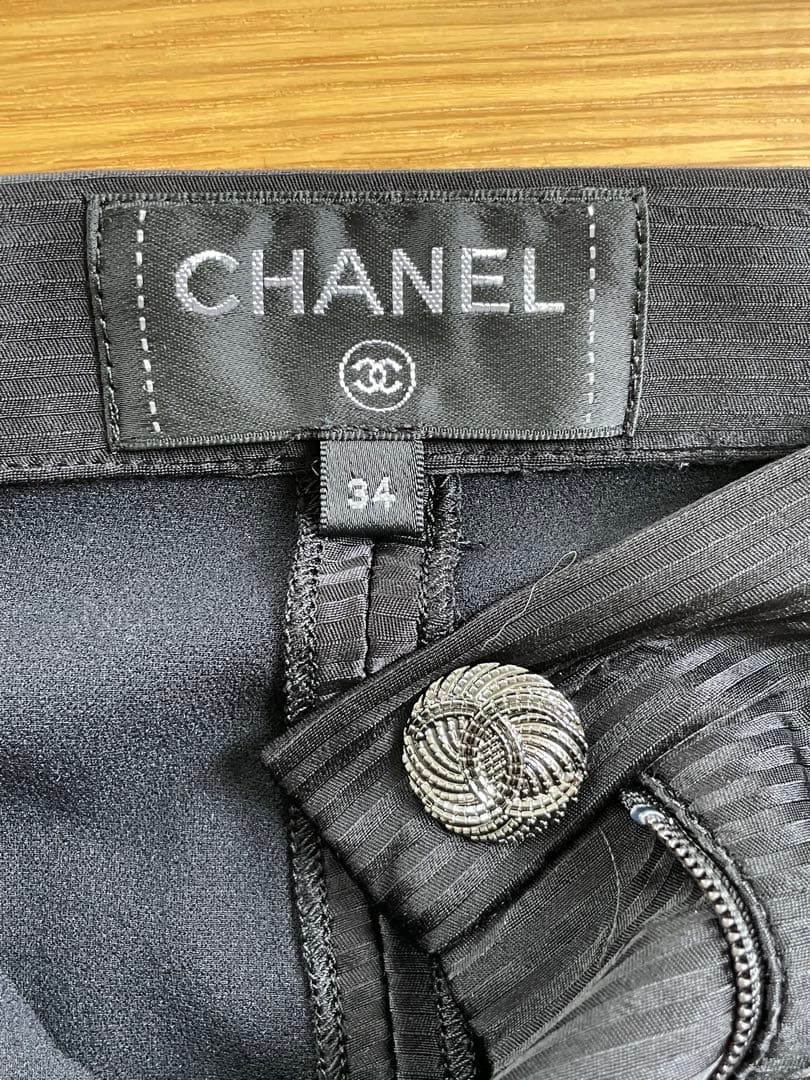 美品 CHANEL 黒 サルエルパンツ 装飾ボタン付き 美品 CHANEL 黒 サルエルパンツ 装飾ボタン付き