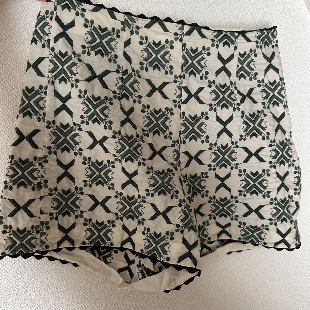 ZARA 刺繍ショートパンツ - メルカリ