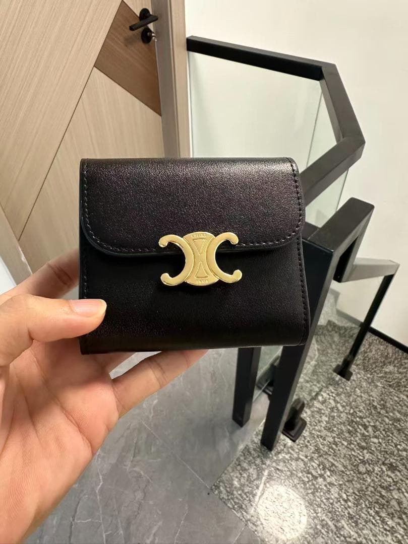CELINE 黒の三つ折り財布 です
