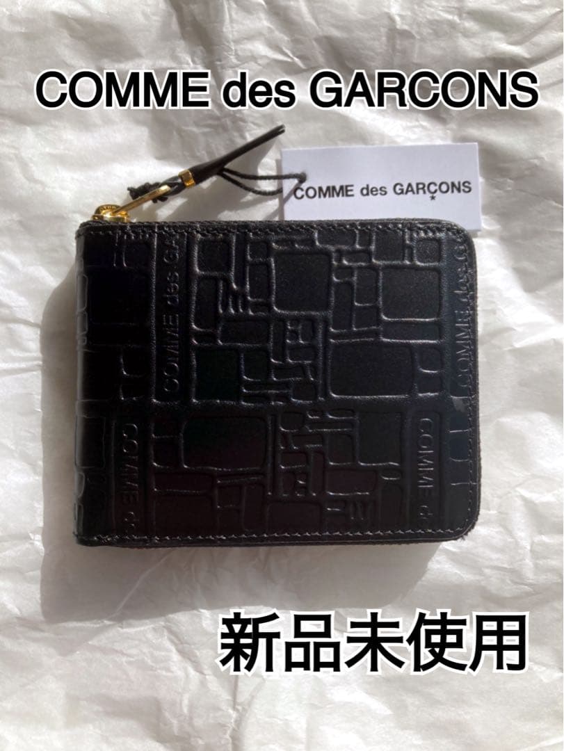 【新品未使用】【COMME des GARCONS】二つ折り財布　エンボス　本革