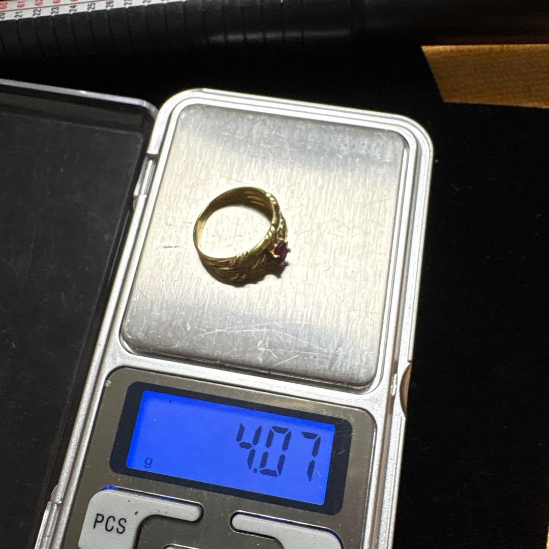 0.415カラットの輝くルビーをあしらった、18Kゴールドのツイストリング。