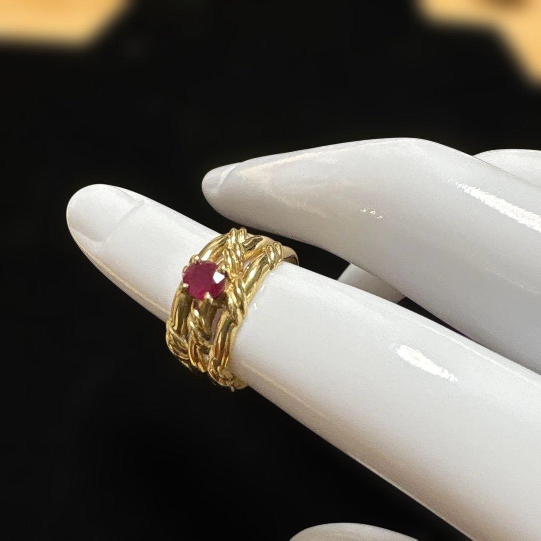 0.415カラットの輝くルビーをあしらった、18Kゴールドのツイストリング。