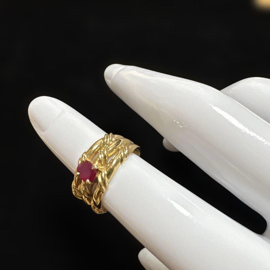 0.415カラットの輝くルビーをあしらった、18Kゴールドのツイストリング。