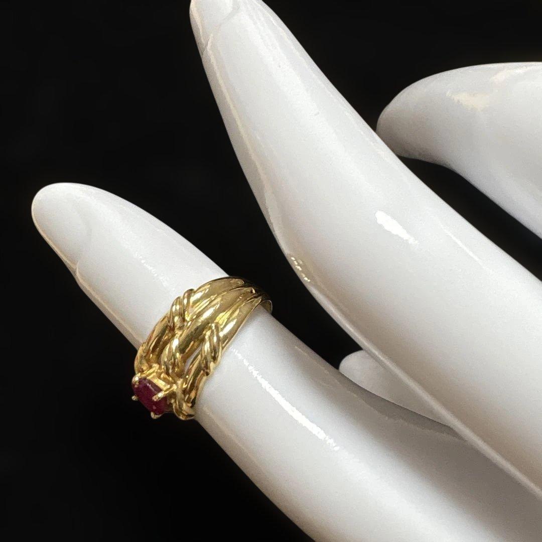 0.415カラットの輝くルビーをあしらった、18Kゴールドのツイストリング。