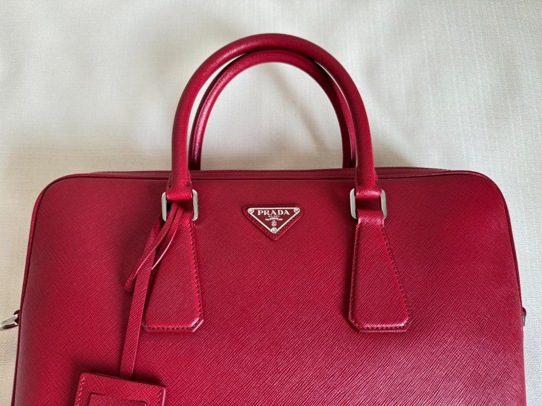 ほぼ新品！ユニセックス  プラダ  ブリーフケース  サフィアーノ　レッド ほぼ新品！ユニセックス プラダ ブリーフケース サフィアーノ