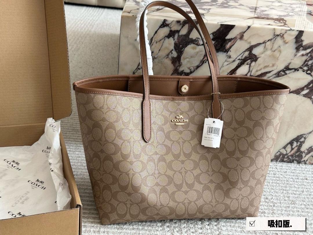高級素材使用ブランド COACH ブラウンロゴ柄ショルダーバッグ - メルカリ バッグ