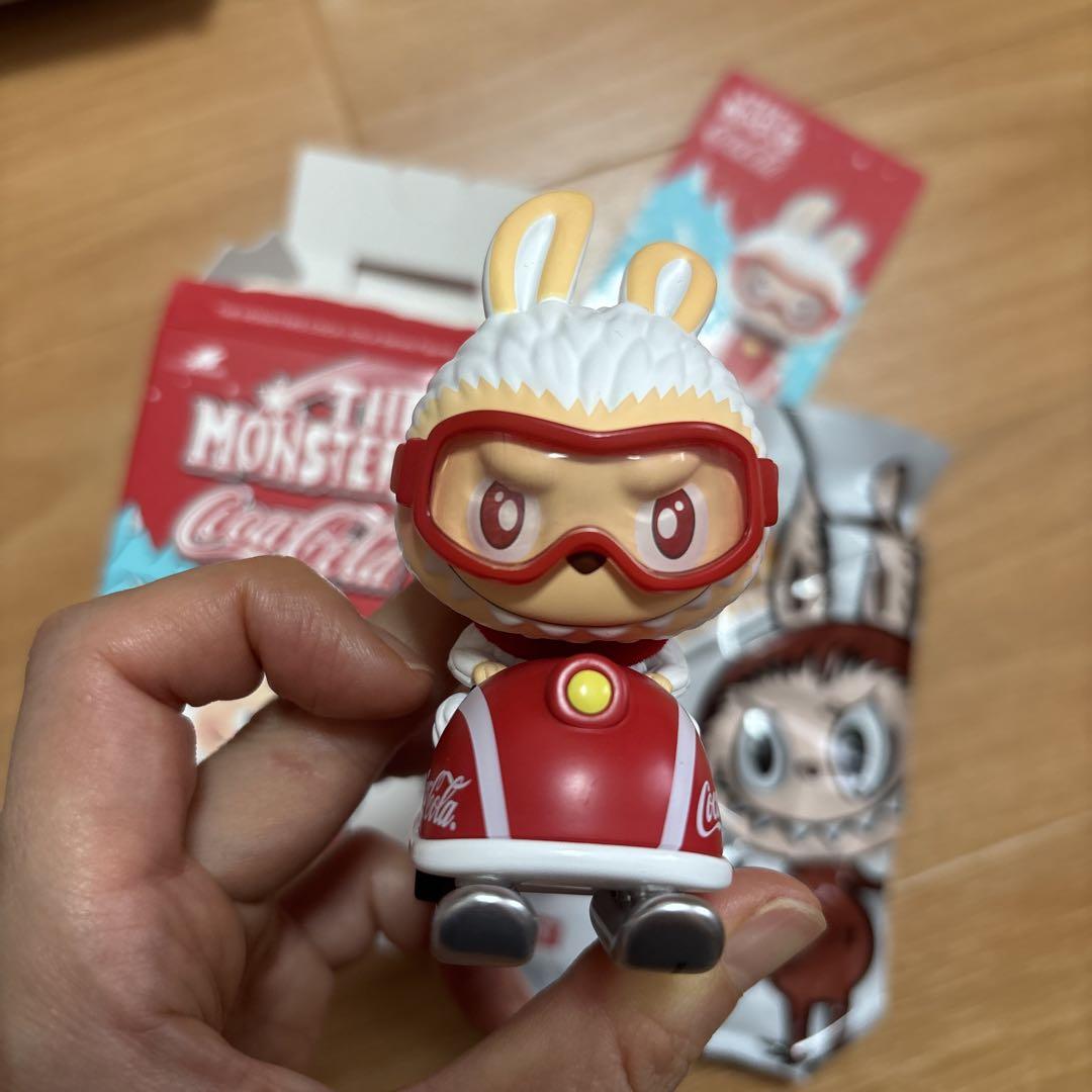 ウサギキャラクター フィギュア コカ・コーラ付き ラブブ Coca-Cola モンスター ウサギ型フィギュア - メルカリ