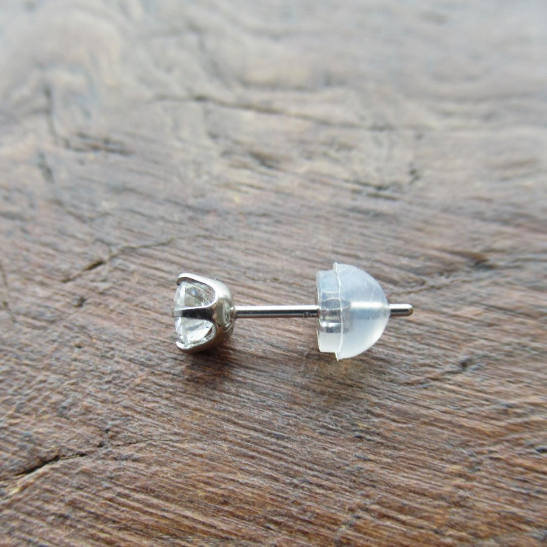 【PT900】【0.3ct】モアサナイト プラチナ ピアス　片耳用/鑑定書付き