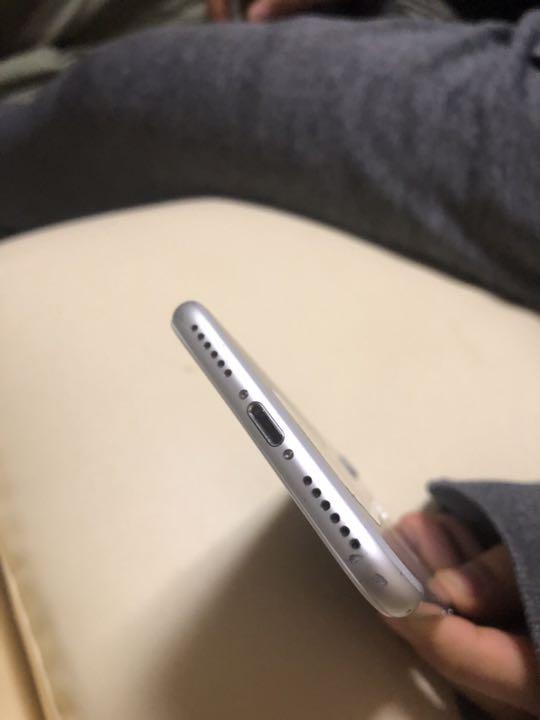 iPhone 7 Silver 128 GB SIMフリー