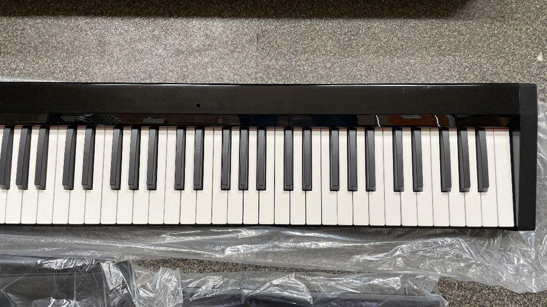ホワイト 電子ピアノ 88鍵盤 ペダル 譜面台 イヤホン付属 MIDI