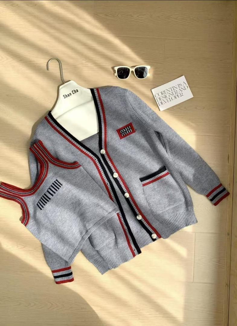 Miumiuカディゴンコート+ナッシー·ニットセットです