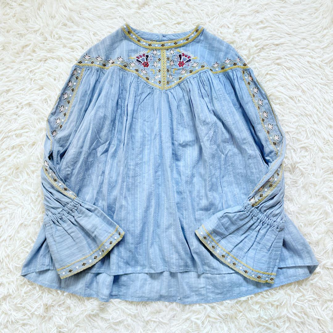 スローブイエナ　エンブロイダリーブラウス　水色　刺繍　袖フレア　花柄　長袖