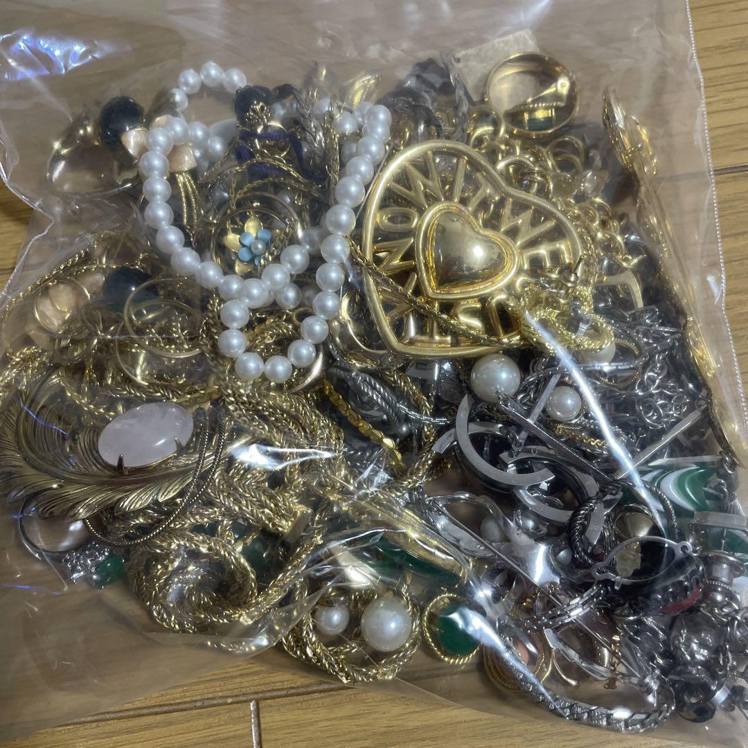 多様なデザインのアクセサリーセット