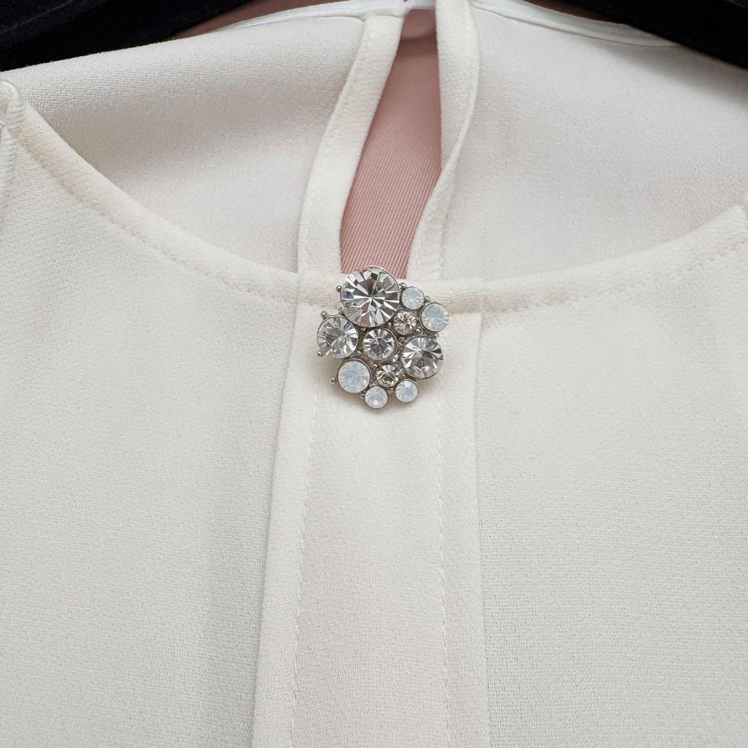 美品♡23AW ANAYI バック サテン ビジュー 釦 ブラウス S - メルカリ