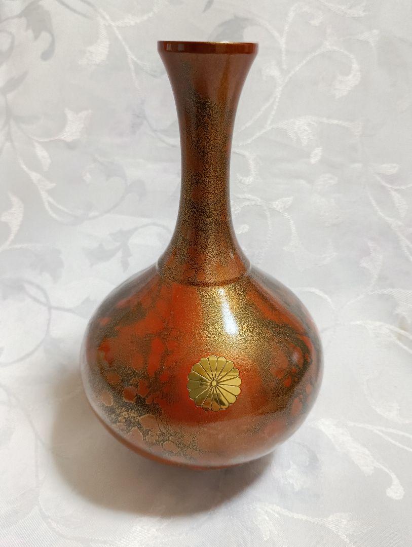 【未使用】高岡銅器 峰雲作 鋳銅花瓶 山水楼閣文 金銀細工 花器フラワーベース 新品未使用】叙勲記念 高岡銅器 鋳銅花瓶「峰雲」銘入り 菊紋 共
