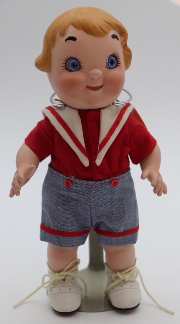 ポーセリン人形 赤いシャツのキャンベルキッズ 男の子 デニムショーツ