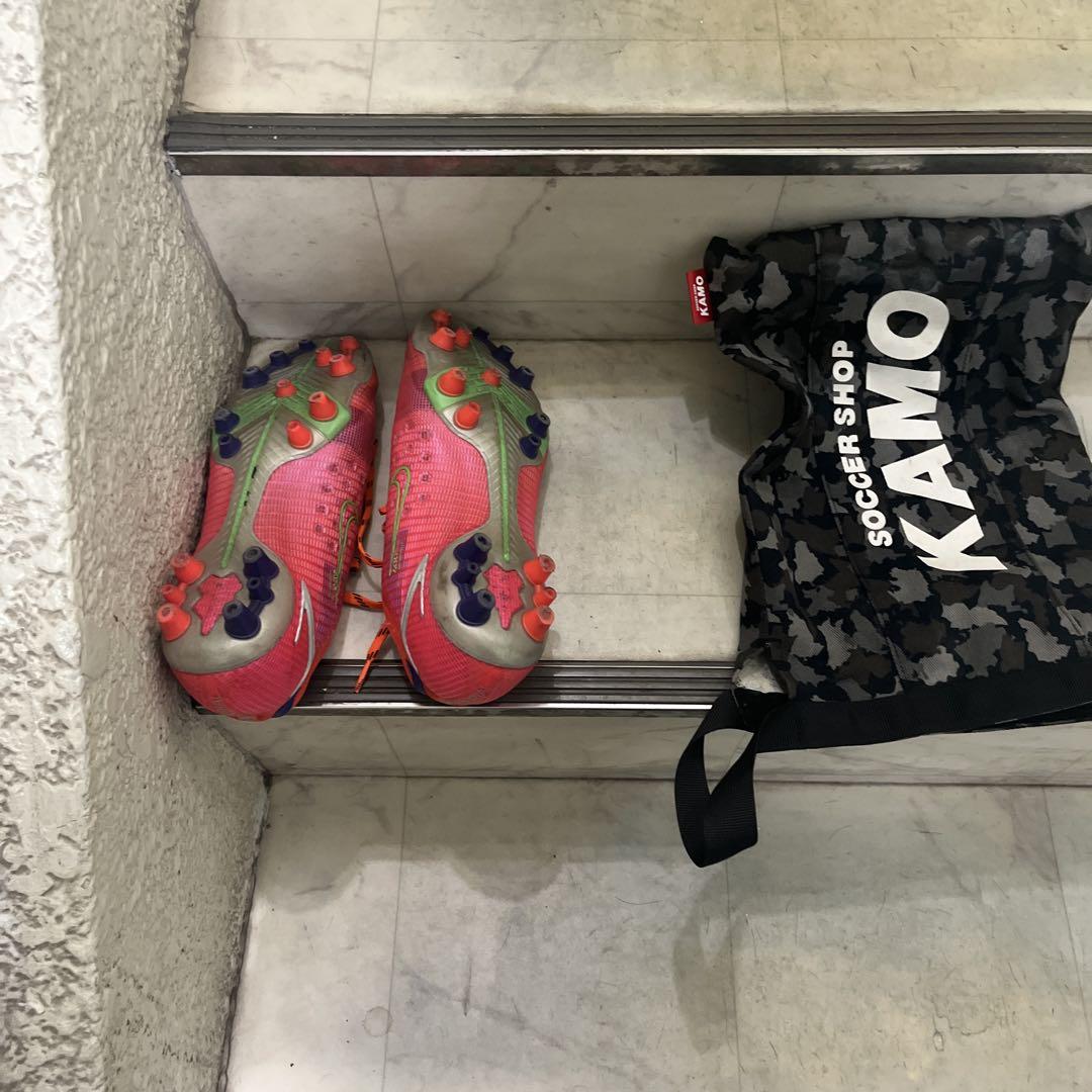 マーキュリアルagスパイクシューズとKAMOのバッグ