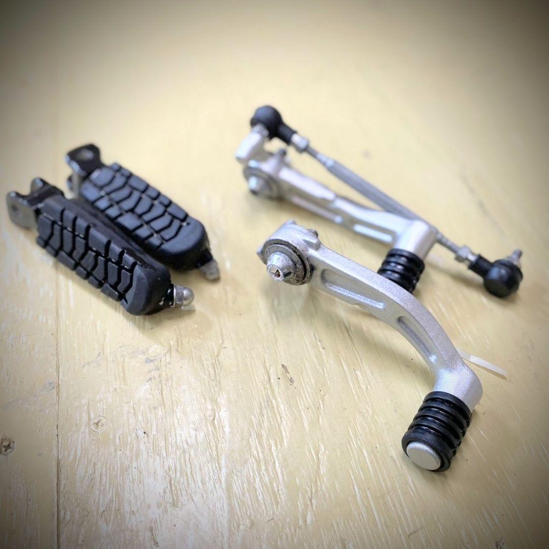 送料込み　KTM デューク　200 純正ステップ