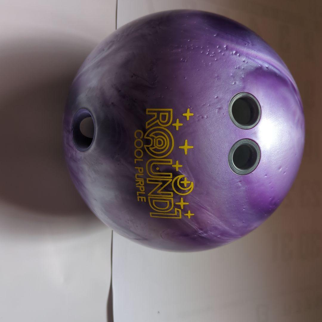ROUND1 ボウリングボール クールパープルと赤 ROUND1 COOL PURPLE ボウリングボール - メルカリ