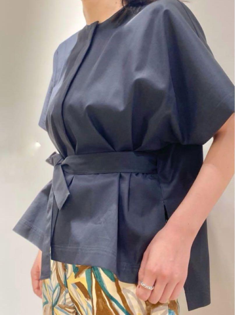 《トゥモローランドコレクション》 コットンギャバジン ベルテッドシャツ